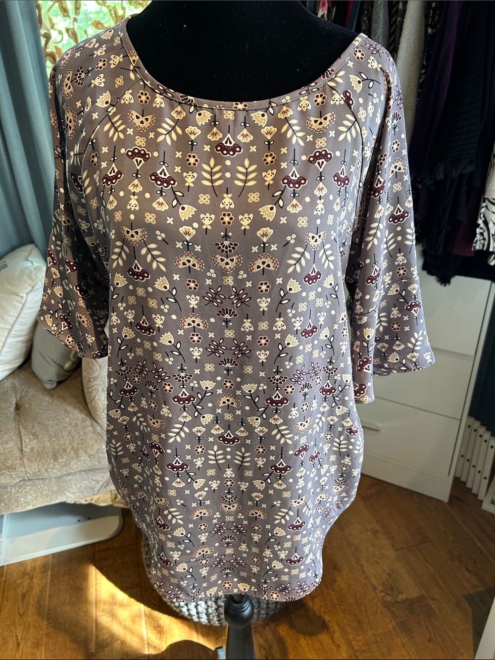 Relaxed Floral Print Women’s Top - Gray & Maroon